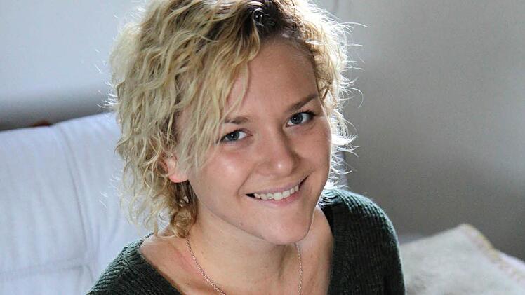 Amelie Striegel am Montag letzter Woche mit ihrem Medikament.  Foto: Jennifer Hauser