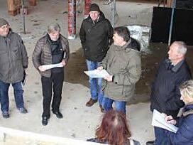 In der künftigen Halle für den Mittagstisch: die Bauausschuss-Mitglieder im Rohbau der Grundschule-Mensa Foto: Ralf Kestel