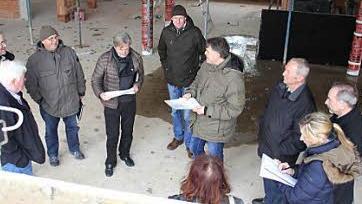 In der künftigen Halle für den Mittagstisch: die Bauausschuss-Mitglieder im Rohbau der Grundschule-Mensa Foto: Ralf Kestel