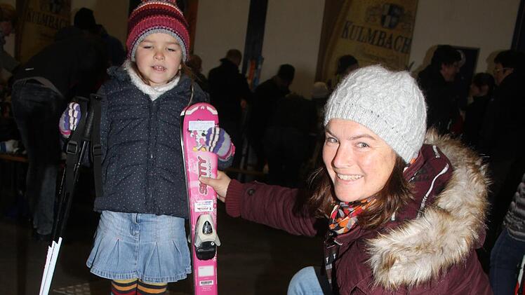 Silke Braunersreuther aus Ludwigschorgast probiert mit Tochter Mona (5) verschiedene Skier aus. Mona findet die rosafarbenen besser, sagt sie.
