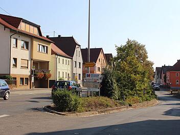 Die Ortsmitte von Wachenroth soll durch eine geänderte Verkehrsführung ein neues Gesicht bekommen.   Foto: Evi Seeger (Archiv)
