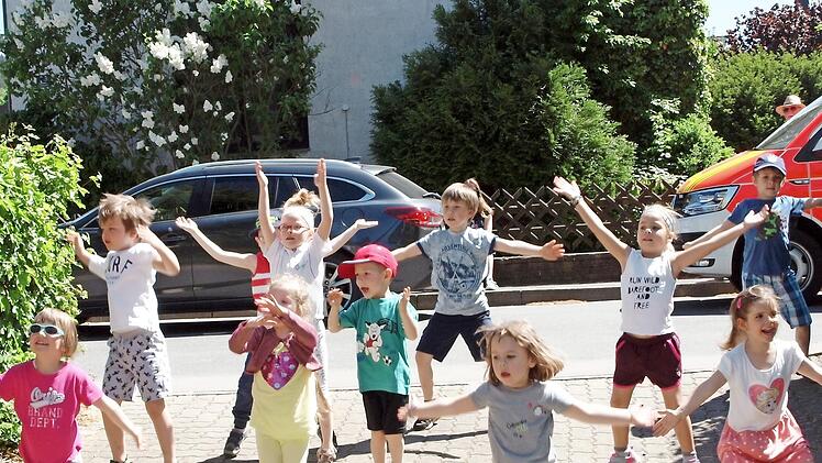 Anlässlich der Kerwa erfreute der Kindergarten Seubelsdorf die Besucher mit einigen rhythmischen Tanzauftritten.