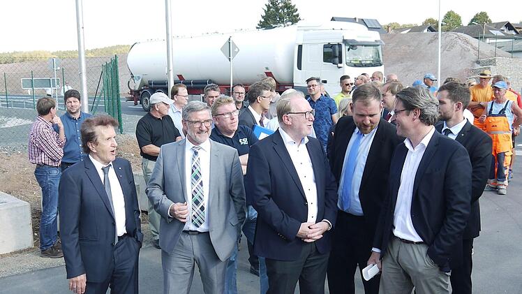 Impressionen von der feierlichen Verkehrsfreigabe des Neubauschnitts für die Bundesstraße 303 in und östlich von Oberelldorf.Foto: Berthold Köhler