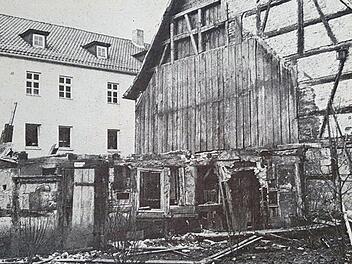 Wo sich heute die Einfahrt des Parkhauses Zinkenwehr  in Coburg befindet, stand bis in die 1970-er Jahre eine alte Scheune.Foto: CT-Archiv/Klüglein