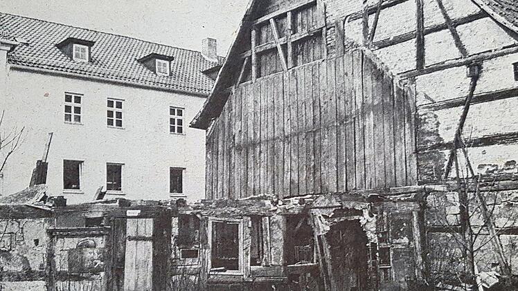Wo sich heute die Einfahrt des Parkhauses Zinkenwehr  in Coburg befindet, stand bis in die 1970-er Jahre eine alte Scheune.Foto: CT-Archiv/Klüglein