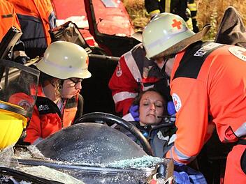 Rettungsdienst und Feuerwehr &uuml;bten gemeinsam. Hier wurde ein r Unfall nach einem illegalen Autorennen angenommen.  Foto: Sebastian Gerr