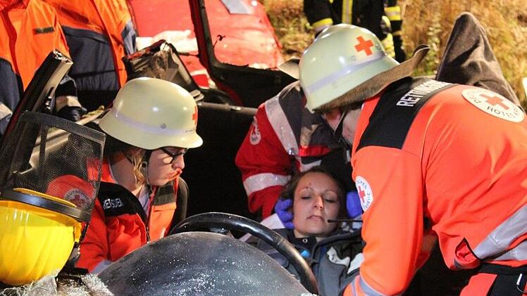 Rettungsdienst und Feuerwehr &uuml;bten gemeinsam. Hier wurde ein r Unfall nach einem illegalen Autorennen angenommen.  Foto: Sebastian Gerr