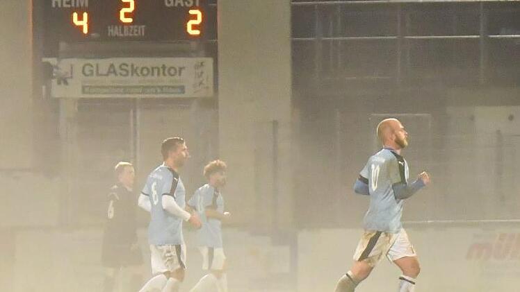 Nebelspiele im November: Je l&auml;nger das Spiel ging, umso tr&uuml;ber wurde die die Sicht  im Weismainer Stadion. Den besseren Durchblick behielt der SCW Obermain, der 4:2 gegen Wolfers-/Neuengr&uuml;n gewann. Foto: Gunther Czepera