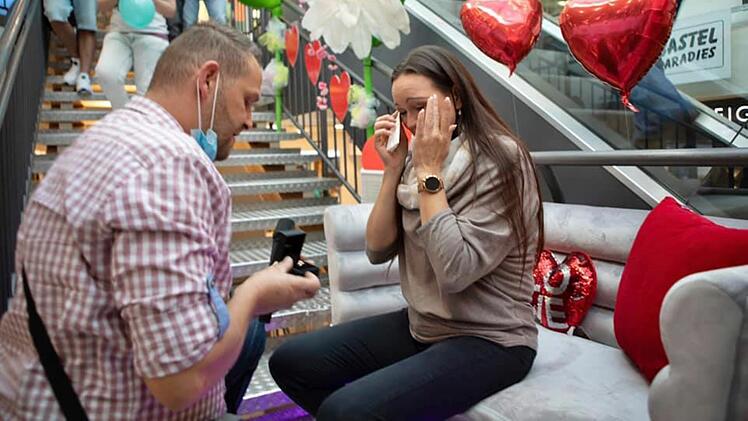 Heiratsantrag im Ertl-Zentrum: Paar verlobt sich in Shopping-Center
