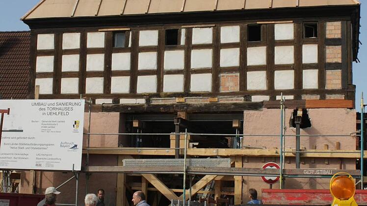 So sah das Torhaus vor der Hebung aus. Das Dach  oben ist bereits neu eingedeckt.