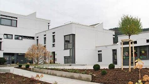 Die alte Schule ist das erste Sichtbetonbauwerk in Bayern, das unter Denkmalschutz gestellt wurde. Jetzt hat es sich für 6,7 Millionen Euro in das Bildungszentrum der Stadt Wallenfels verwandelt. Fotos: Sonja Adam