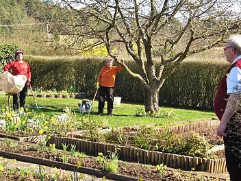 Die Kleingartenanlage Rhönblick am Sinnberg in Bad Kissingen, Vorsitzender Helmut Voll (r.) beim Plausch über den Gartenzaun. Foto: Werner Vogel