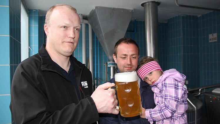 Kommandant Michael Ludwig (links) und Zweiter Kommandant Christian Schulz probieren die erste Maß Festbier.