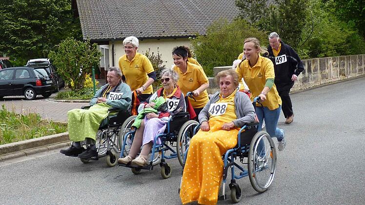 Rollstuhlfahrer vom Lichtenfelser Pflegeheim absolvierten einen Teil der Strecke.