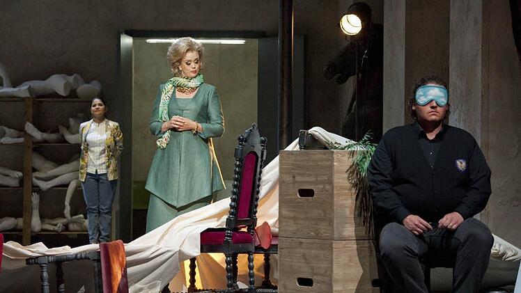 Im 2. Akt hinten links der Page Urbain (Judita Nagyová), vorne Marguerite von Valois (Leah Gordon) und rechts Raoul de Nangis (Uwe Stickert) Foto: Jutta Missbach