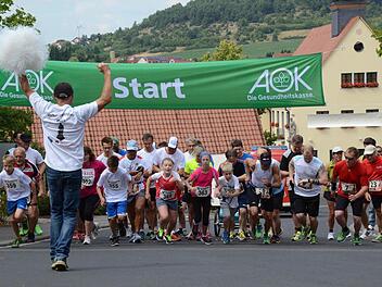 Zum letzten Mal gab Chef-Organisator Wolfgang Wilm (links) das Startsignal zum Nüdlinger Schnitthepper-Run.  Fotos: Kerstin Väth
