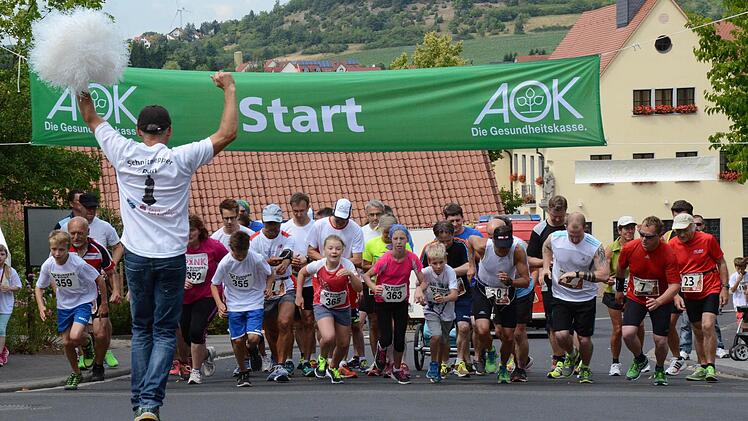 Zum letzten Mal gab Chef-Organisator Wolfgang Wilm (links) das Startsignal zum Nüdlinger Schnitthepper-Run.  Fotos: Kerstin Väth