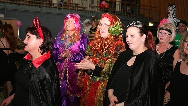 Sehenswerte Kostümierungen beim Weiberfasching in Wachenroth Foto: Evi Seeger