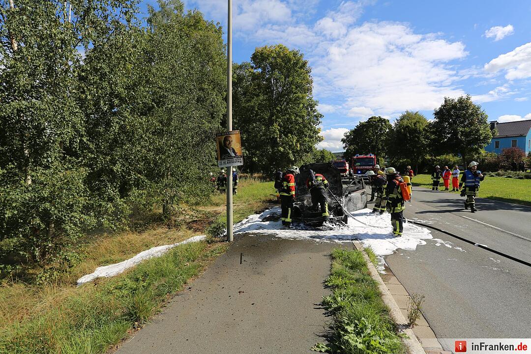 Fahrer entkommt aus brennendem Auto bei Hof