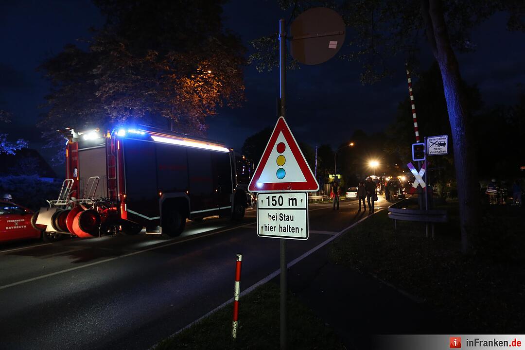 Pkw kracht nach Unfall an Bahnuebergang in angrenzenden Garten