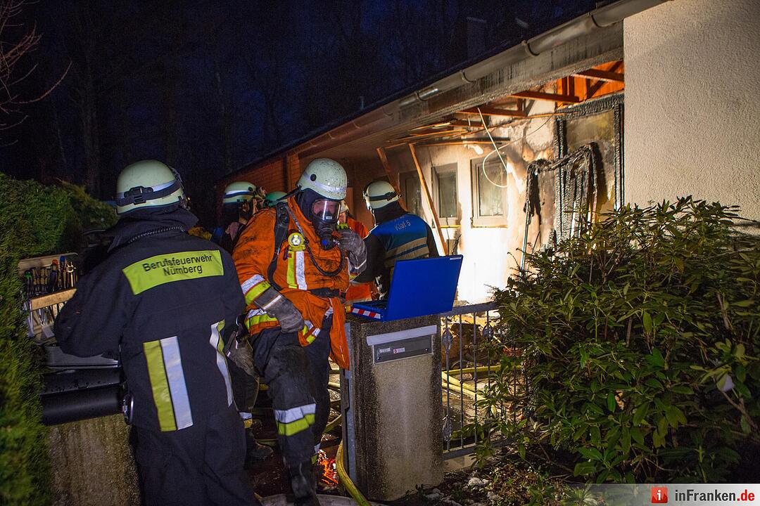 Fassade von Wohnhaus in Nuernberg fing Feuer