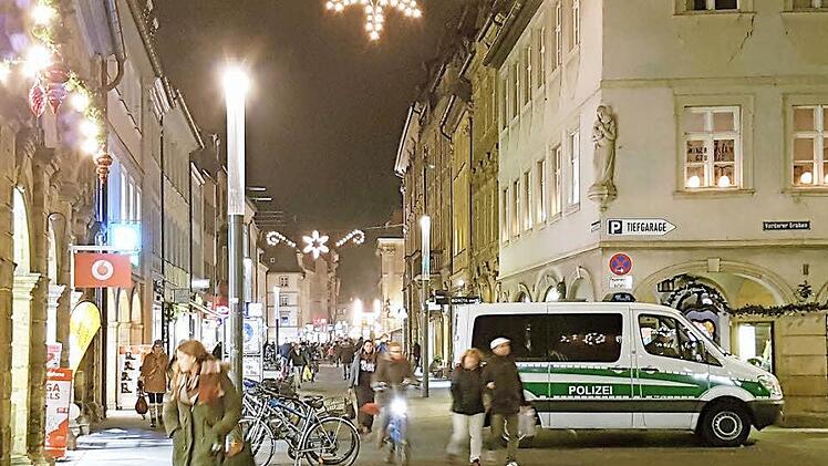 Die Polizei zeigte Präsenz auf dem Bamberger Weihnachtsmarkt. Besondere Vorfälle gab es nicht. Fotos: Harald Rieger