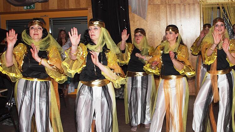 Die Frauen der Showtanzgruppe des Radfahrvereins Concordia brillierten mit einem stilvollen Auftritt in orientalischen Gewändern.  Foto: Alfred Thieret