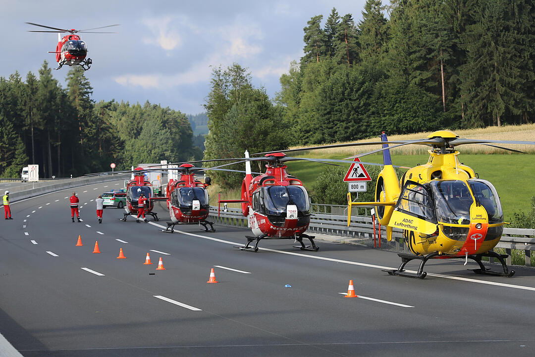 Brennender Reisebus auf A9 im Landkreis Hof - Autobahn komplett gesperrt