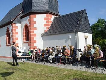 Der Posaunenchor Küps/Schmölz/Burkersdorf umrahmte den zentralen Himmelfahrtgottesdienst im Vorgarten der Dreifaltigkeitskirche Hain, deren 350-jähriges Jubiläum die Kirchengemeinde in diesem Jahr feiert. Foto: Karl-Heinz Hofmann