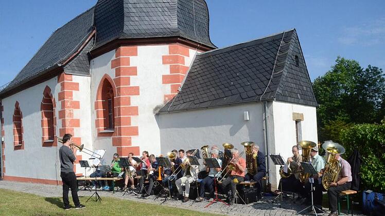 Der Posaunenchor Küps/Schmölz/Burkersdorf umrahmte den zentralen Himmelfahrtgottesdienst im Vorgarten der Dreifaltigkeitskirche Hain, deren 350-jähriges Jubiläum die Kirchengemeinde in diesem Jahr feiert. Foto: Karl-Heinz Hofmann