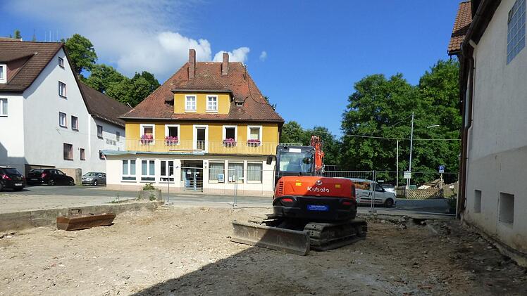 Die abgebrannte Asylunterkunft im ehemaligen griechischen Restaurant "Akropolis" gegenüber dem Rathaus wurde von der Gemeinde erworben  und nun abgerissen. Einstimmig beschloss der Marktgemeinderat, dass auf dem Grundstück Burgstraße 7 ein provisorischer Parkplatz mit Schotteroberfläche errichtet wird. Foto: Thomas Weichert