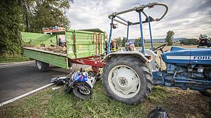 Unfall im Kreis Ha&szlig;berge: Motorradfahrer prallt gegen Traktor-Anh&auml;nger