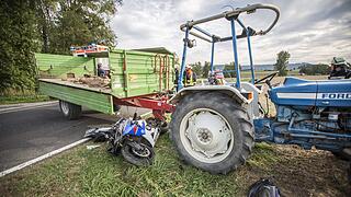 Unfall im Kreis Ha&szlig;berge: Motorradfahrer prallt gegen Traktor-Anh&auml;nger