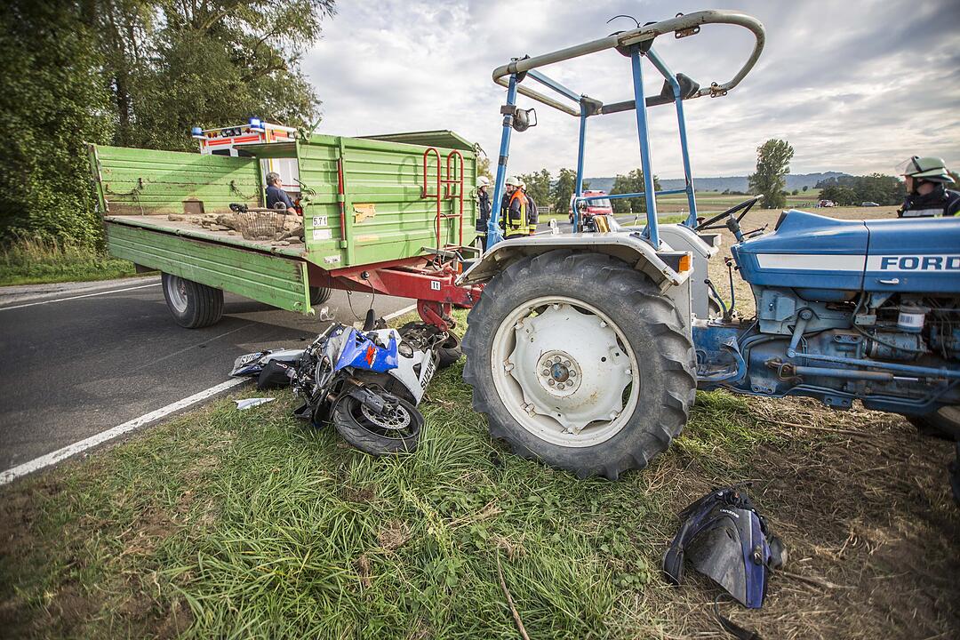 Unfall im Kreis Haßberge: Motorradfahrer prallt gegen Traktor-Anhänger