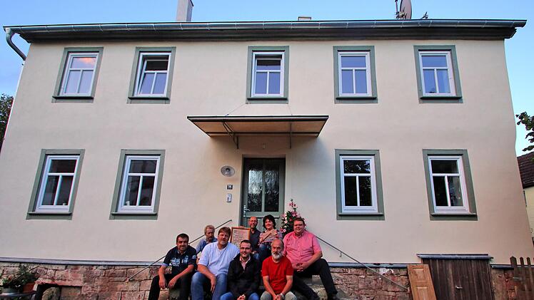 Vier Jahre hat es gedauert, bis aus dem alten  baufälligen Pfarrhaus in Kleinwenkheim wieder ein bewohnbares Schmuckstück wurde.Dieter Britz