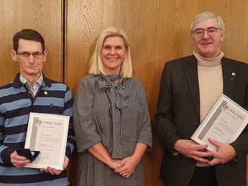 Reinhard Hoferlein (links) und Klemens L&ouml;ffler wurden von B&uuml;rgermeister Susanne Grebner  mit der Ehrenamtsmedaille ausgezeichnet. Nicht an der Ehrung teilnehmen konnte Sieglinde  Eibl.Maria L&ouml;ffler
