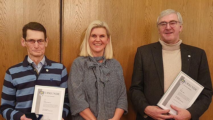 Reinhard Hoferlein (links) und Klemens L&ouml;ffler wurden von B&uuml;rgermeister Susanne Grebner  mit der Ehrenamtsmedaille ausgezeichnet. Nicht an der Ehrung teilnehmen konnte Sieglinde  Eibl.Maria L&ouml;ffler