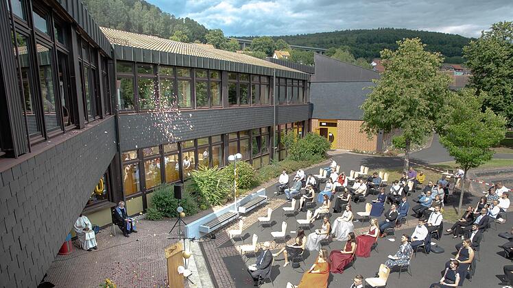 Mit einem bunten Blumenblütenregen wurden die Abiturienten des Franz-Miltenberger-Gymnasiums im Rahmen des Gottesdienstes verabschiedet. Foto: Ingo Queck/Franz-Miltenberger-Gymnasium