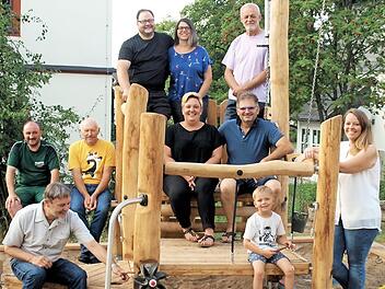Fröhlich konnten sich Bürgermeister Gerhard Wunder (vorne, links) und der kleine Max von den tollen Spielgeräten auf dem neuen Spielplatz in Birnbaum überzeugen. Mit auf dem Bild sind die Spielplatzplaner, die Dorfgemeinschaft sowie (hinten, links) Günter Partheymüller und rechts Stefan Kolb. Foto: Susanne Deuerling