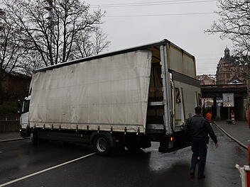 Lastwagen unter Brücke steckengeblieben