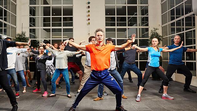 Wer ist dieser Mann? Milliardär Alex Karp, hier im orangenen Shirt, leitet das größte Überwachungsunternehmen der Welt - und gibt seinen Mitarbeitern Tai-Chi-Kurse.