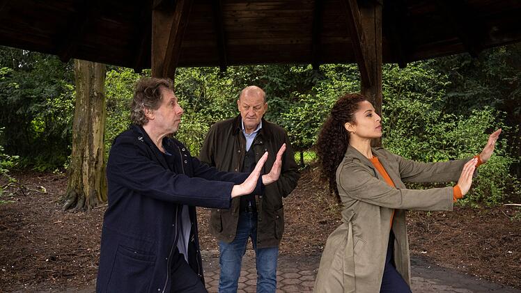 Ein paar Flachwitze d&uuml;rfen auch in diesem "Wilsberg" nicht fehlen. Nein, Georg (Leonard Lansink, hinten), das, was Ekki (Oliver Korittke) und Tessa (Patricia Meeden) hier tun, hei&szlig;t nicht "Luftkarate", wie Ekki dem Freund erkl&auml;rt, sondern "Tai Chi". Dessen Antwort? - "Gesundheit!"