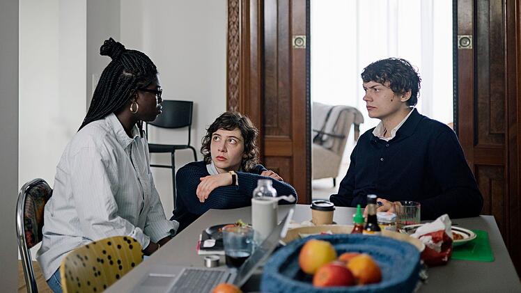 Die ehemaligen Mitbewohner des Opfers, Laslo Wolf (Joyce Sanh&aacute;, links), Karima Al-Sharquawi (Shirin Eissa) und Hannes Butenbeker (Michael Schweisser), besprechen sich.