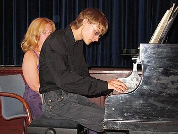 Eugen Burger (mit seiner Musiklehrerin Stella Arnold-Havadi) bei Schuberts "Moments Musicaux Nr. 4" Fotos: Monika Schütz