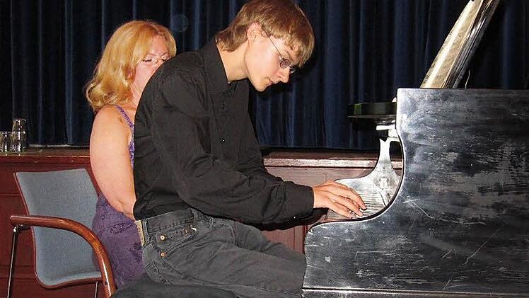 Eugen Burger (mit seiner Musiklehrerin Stella Arnold-Havadi) bei Schuberts "Moments Musicaux Nr. 4" Fotos: Monika Schütz