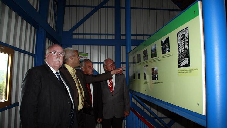 Gemeinsam schauen sich die Ehrengäste mit Bürgermeister Timo Ehrhardt (Mitte) die neu angebrachten Tafeln zur Geschichte der Thüringer Warte beim Aufstieg im Turm an, links Regierungspräsident Wilhelm Wenning, Timo Ehrhardt, Landrat Oswald Marr und Altlandrat Heinz Köhler.