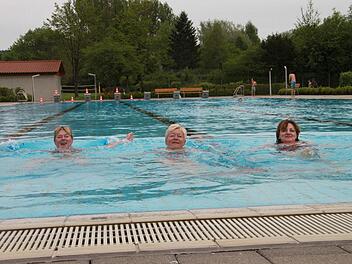 Susi Schnabel, Anni Fischer und Simone Magdeburg (von links) schwimmen nahezu täglich im Redwitzer Freibad. Fotos: Ramona Popp