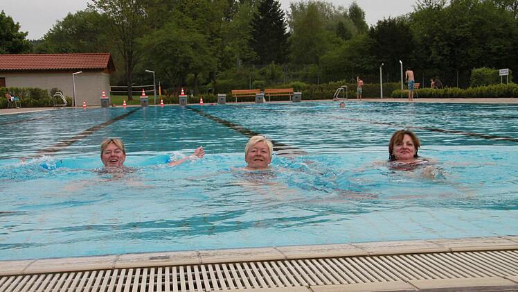 Susi Schnabel, Anni Fischer und Simone Magdeburg (von links) schwimmen nahezu täglich im Redwitzer Freibad. Fotos: Ramona Popp