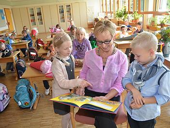 Lina Reuther aus Stockheim und Tim Hackel aus Neukenroth faszinierte die Geschichte vom "Ernst des Lebens" und das Buch, aus dem Ruth Birkner vorlas. Fotos: Karl-Heinz Hofmann