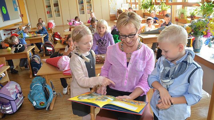 Lina Reuther aus Stockheim und Tim Hackel aus Neukenroth faszinierte die Geschichte vom "Ernst des Lebens" und das Buch, aus dem Ruth Birkner vorlas. Fotos: Karl-Heinz Hofmann